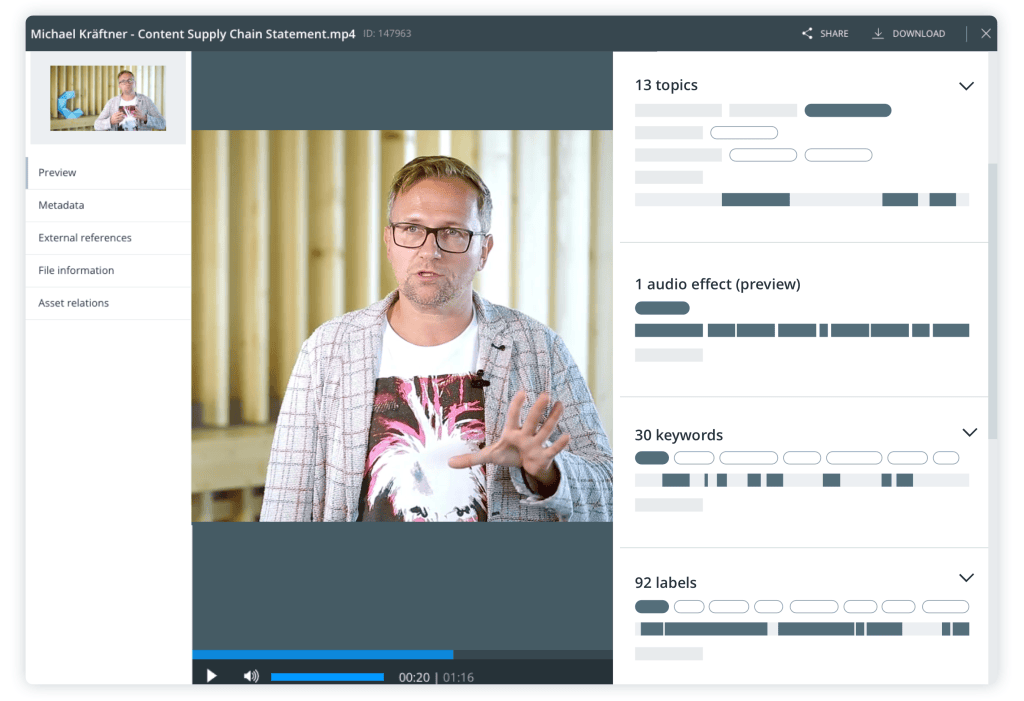 Benutzeroberfläche eines Digital Asset Management Systems mit KI-gestützter Videoanalyse, Themen-Tags, Keywords und Audioerkennung.